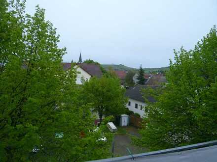 Schöne und gepflegte 2,5-Zimmer-Dachgeschosswohnung mit Balkon in Bad Kreuznach-Planig