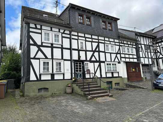 Historisches Zweifamilienhaus mit sonnigem Grundstück im alten Ortskern von Salchendorf!