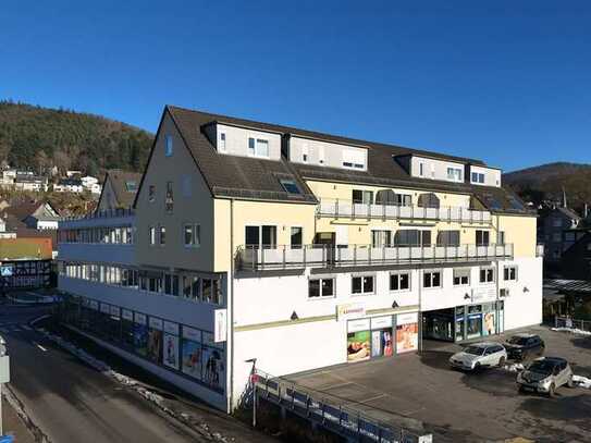 Helle Wohnung mit Balkon in zentraler Lage