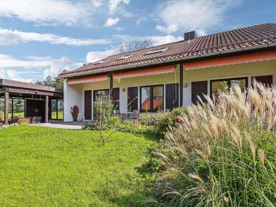 Charmantes Einfamilienhaus mit Atelier in Riedering: Ruhige Wohnlage mit Blick zum Simssee