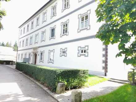 Sonnige 4-Zimmer-Wohnung im historischen Dellmensinger Schloss
