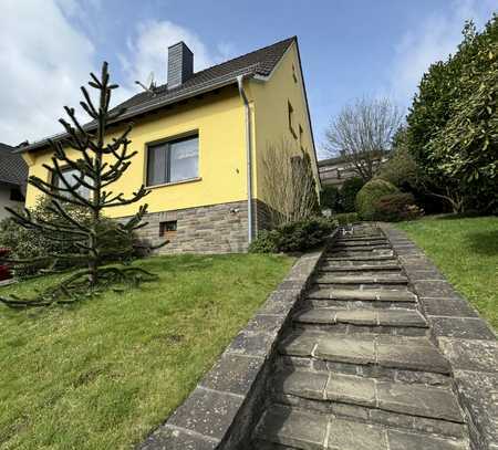 Freistehendes Einfamilienhaus mit Hausgarage und gepflegtem Garten