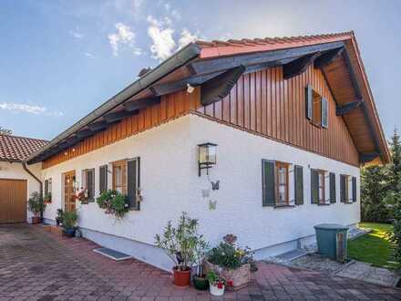 Charmantes Landhaus mit Einliegerwohnung
und großzügiger Wohnfläche 
in erhöhter, ruhigen Lage in