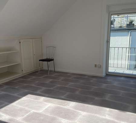 NEU! Renovierte 2-Zimmer Wohnung mit Balkon in Sachsenhausen!