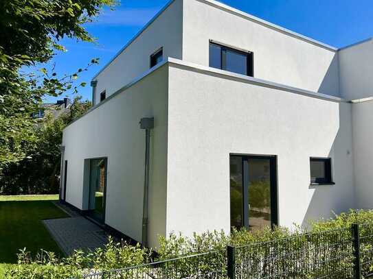 Moderne Neubau Doppelhaushälfte sofort bezugsfertig in toller Hinterhoflage zentral in Siegburg