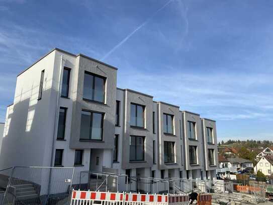 Exklusives Reiheneckhaus: Neubau mit Terrasse, Garten und Dachterrasse in Magstadt