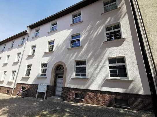 2-Raum-Altbauwohnung in bester Lage mit Garten und Balkon