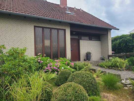 Charmantes freistehendes Einfamilienhaus mit großem Garten, 2 Garagen und Vollkeller in ruhiger Lage