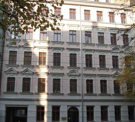 Schön saniert in Schleußig - Zwei Zimmer mit Balkon, Dusche und Badewanne