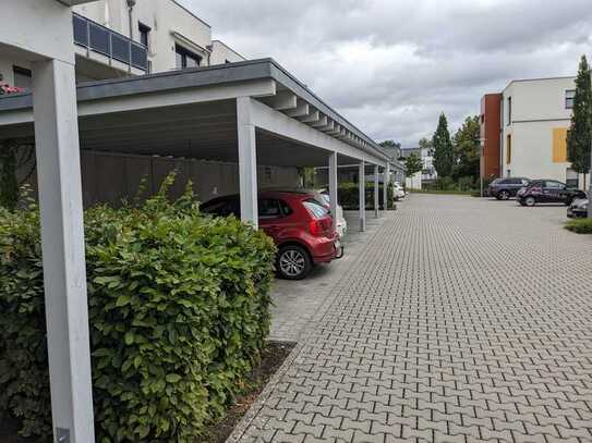 Neuwertiger Carport-Stellplatz direkt an der Grünberger Straße!