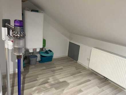 Gepflegte 1-Raum-Dachgeschosswohnung mit Einbauküche in Biblis