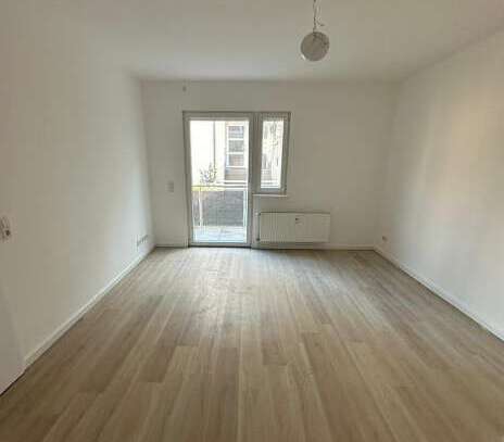 Großzügig geschnittene 4 Zimmerwohnung mit Balkon/ Tiefgaragenstelllplatz in Wiesbaden WE08