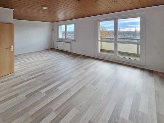 **WOHLFÜHLOASE**3-Zimmer-Wohnung // Balkon // Bad mit Wanne // DG // ab sofort