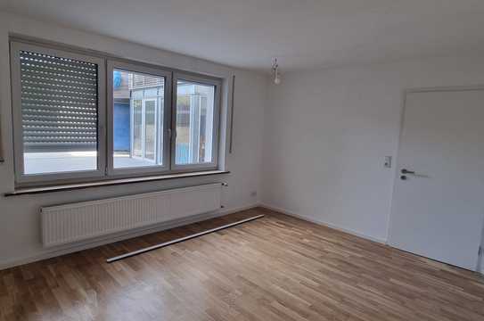 Stilvolle 2-Zimmer-Wohnung mit Einbauküche, Bad und Terrasse in Bad Abbach - frisch kernsaniert