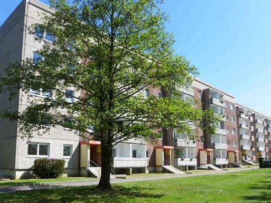 Wohnzimmer mit Küche und Balkon