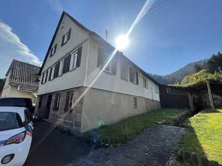 Einfamilienwohnhaus mit Erweiterungspotential und kleinem Gartenanteil in Alpirsbach