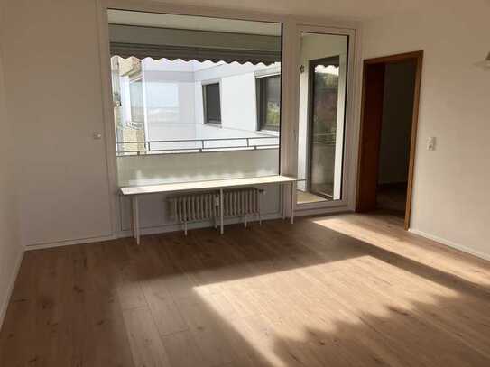 Attraktive und vollständig renovierte 3-Zimmer-Wohnung mit Balkon