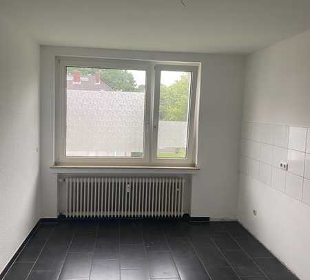 Wir renovieren für Sie! gut geschnittene 2 Zimmerwohnung mit Wannenbad und grossem Balkon