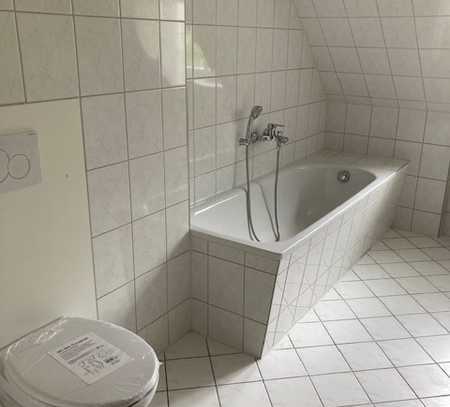 3-Raum-DG-Wohnung mit optimaler Verkehrsanbindung