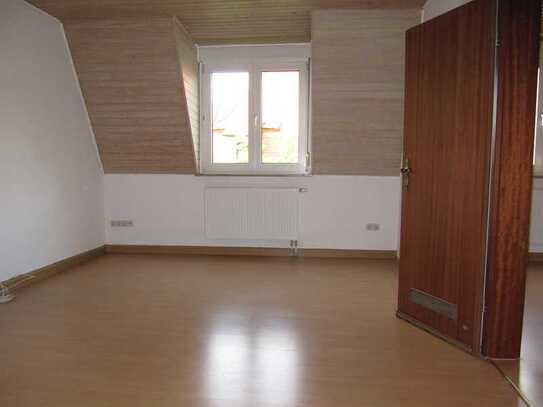 Nibelungenviertel ! 2-Zi.-DG-Whg. 47 m², Laminatboden, Balkon, 4.OG ohne Aufzug.