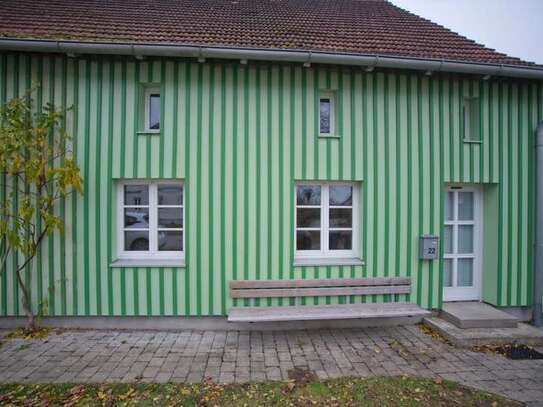 Schöne 2 ZKB-Zimmer-Erdgeschosswohnung mit Einbauküche in Pleß