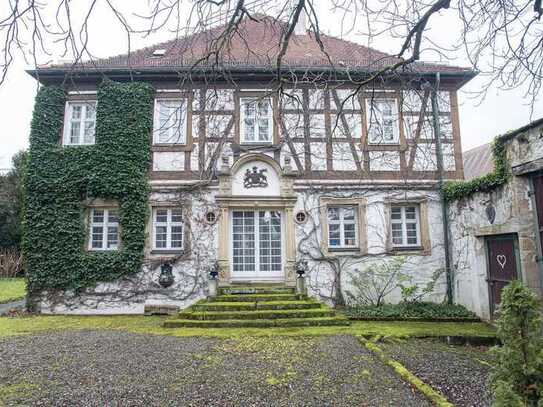 Schlossgrundstück mit Herrenhaus, Scheuer, Pferdeboxen und angrenzenden Bauplätzen