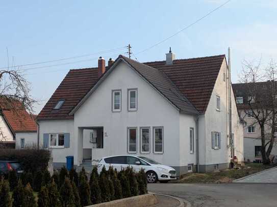 Freistehendes Einfamilienhaus mit Einliegerwohnung und großzügigem Grundstück in 86381 Krumbach