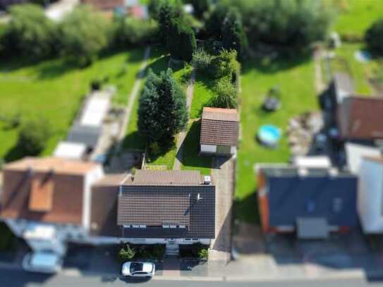 Teilmodernisiertes Einfamilienhaus mit Garten und Garage in Uslar - Delliehausen