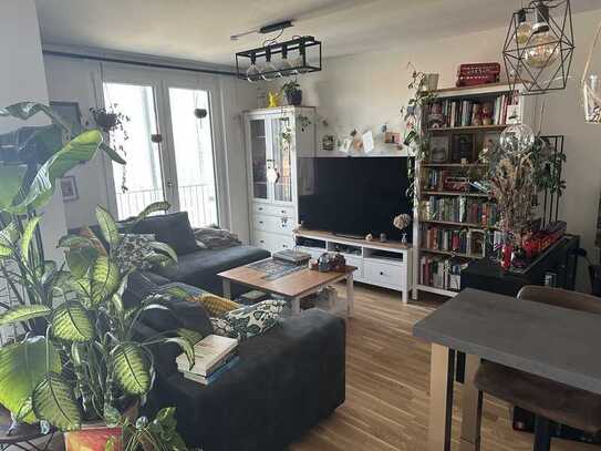 Geschmackvolle, helle 2-Zimmer Obergeschosswohnung mit geh. Innenausstattung, Loggia und Weitblick