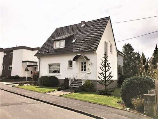 Helle 2-Raum-Wohnung mit Terrasse, Einbauküche und großem Garten.