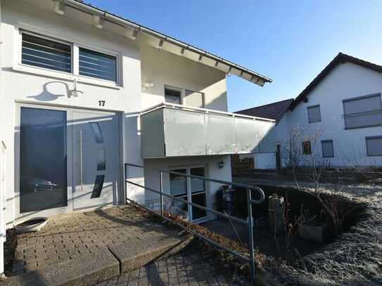 Erdgeschosswohnung inkl. Garage mit großzügigem Wohnbereich, Balkon