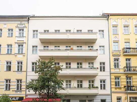 Unsanierte 2-Zi.-Wohnung mit Balkon in quirlig-buntem Kiez