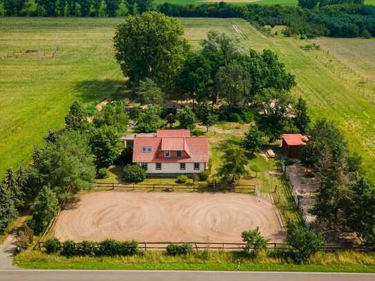 Mit Pferdehof, Scheune, Pool, Garage, Keller u.v.m.: Einfamilienhaus in Alleinlage bei Neutrebbin