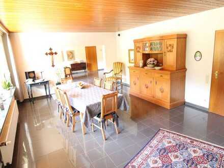 TOP-LAGE! Großer Bungalow mit Anliegerwohnung, schöner Garten, ca. 115 m² Terrasse in MG-Großheide!