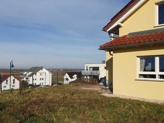 Hochwertige Wohnung auf 2 Etagen mit toller Aussicht, Wintergarten und Garten