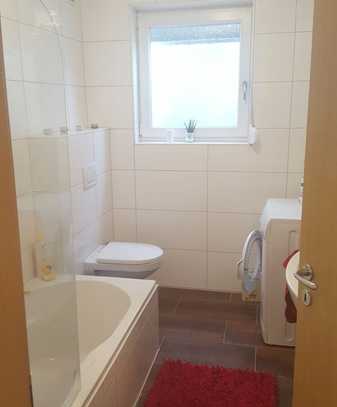 Attraktive und vollst. renovierte 3-Zimmer-Souterrain-Wohnung (Keller) mit geh. Innenausstattung.