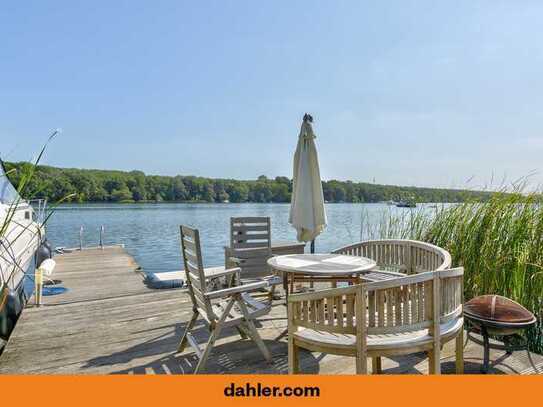 Zweifamilien-Villa auf idyllischem Hanggrundstück mit Wasserzugang und eigenem Bootssteg am Kalksee