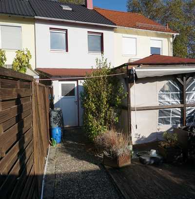 Reihenmittelhaus mit Garten, Carport und Garage