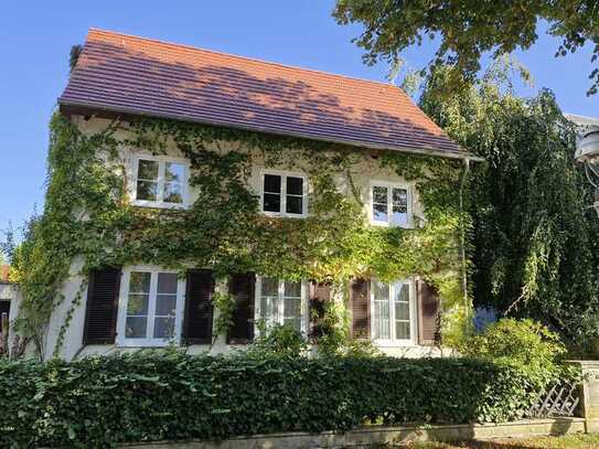 Alleinstehendes, charmantes Wohnhaus mit Weinberankung und Pool