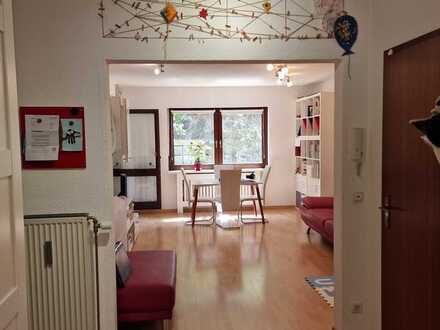 Schöne und modernisierte 3-Zimmer-Wohnung
Hochparterre mit Loggia
Zentrumsnahe grüne Lage