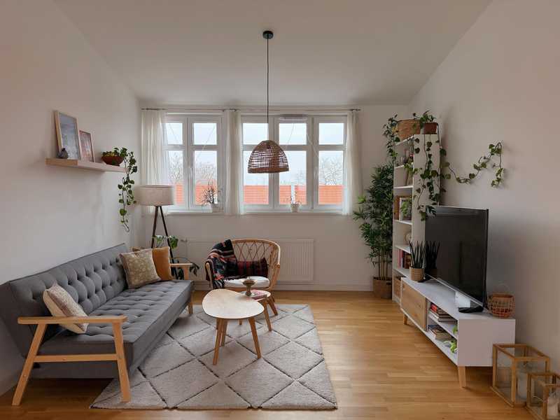 Schöne, helle 2-Zimmer-Wohnung in der Nähe von Schöneweide mit Blick auf Sonnenauf- und -untergang.