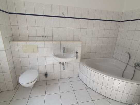 Günstige, vollständig renovierte 2,5-Zimmer-Wohnung mit Gartenzugang