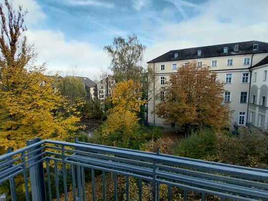 Wohnen im historischen Gebäude: Ruhige 2-Zimmer-Wohnung mit Einbauküche und Balkon in Kumpfmühl!