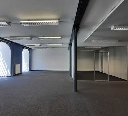 Attraktives Großraumbüro mit charmanten Fenstern – ca. 190 m²