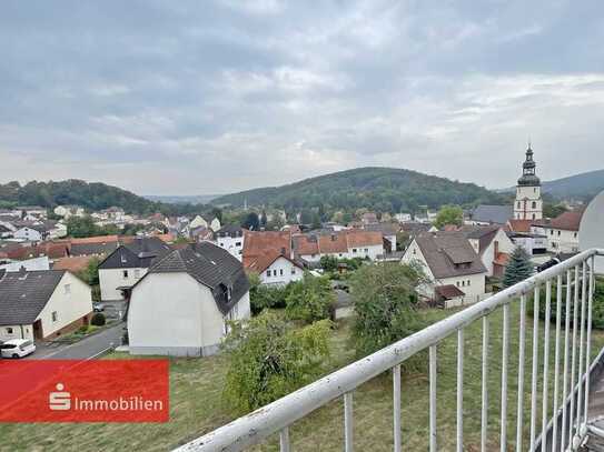 Panoramaaussicht über Bad Salzschlirf in zeitloser 3,5 Zimmer Wohnung im Dachgeschoss