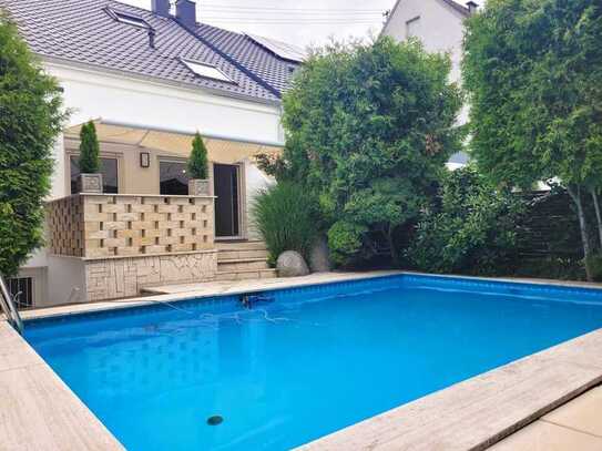 Renovierte Doppelhaushälfte mit großem Pool im Garten, in guter Lage