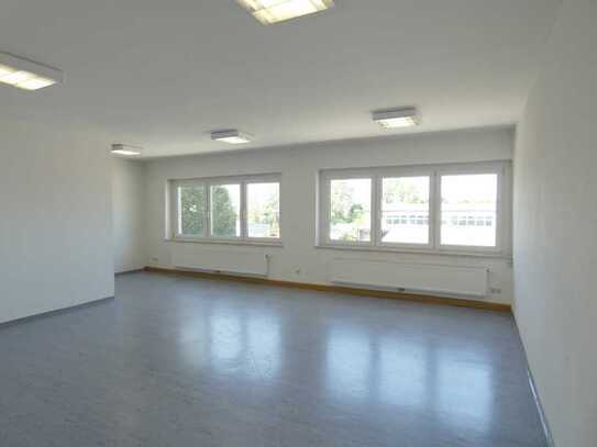 Moderne, helle Büroräume & Konferenzraum (208 m² od. flexibel teilbar) in Gewerbekomplex in Annaberg