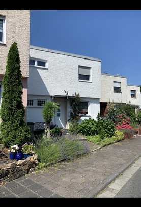 Reihenmittelhaus mit 3 Schlafzimmern, großem Garten und Garage.