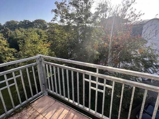 Schmuckstück in idyllischer Nachbarschaft!Balkon, Stellplatz, Bad mit Badewanne u Blick ins Grüne