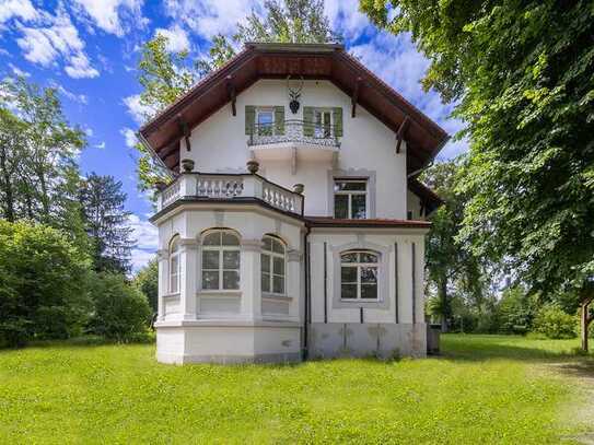 Starnberg - Söcking. Weitläufiges Parkgrundstück mit historischem Jagdschlösschen.